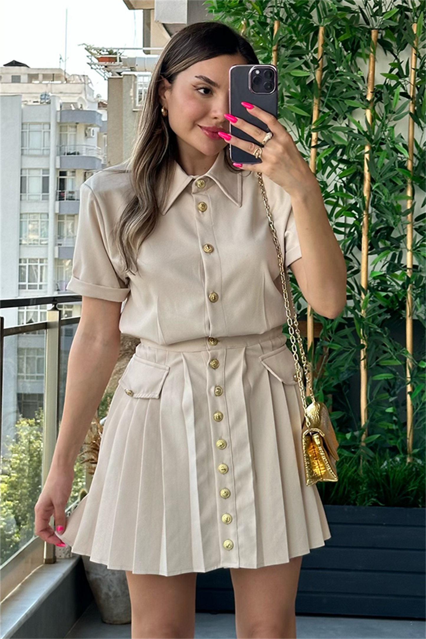 Gold düğmeli eteği pileli tasarım elbise