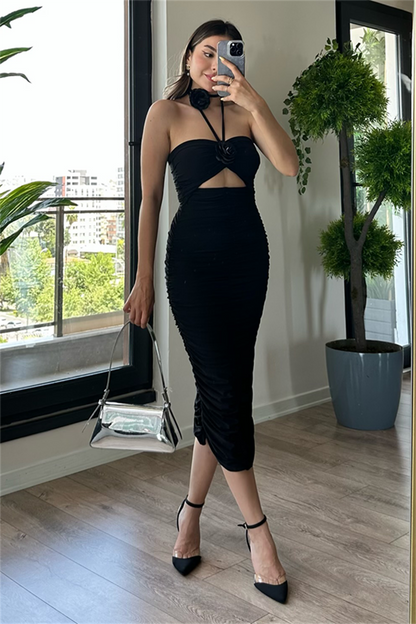 Gül detaylı drapeli siyah kalem elbise