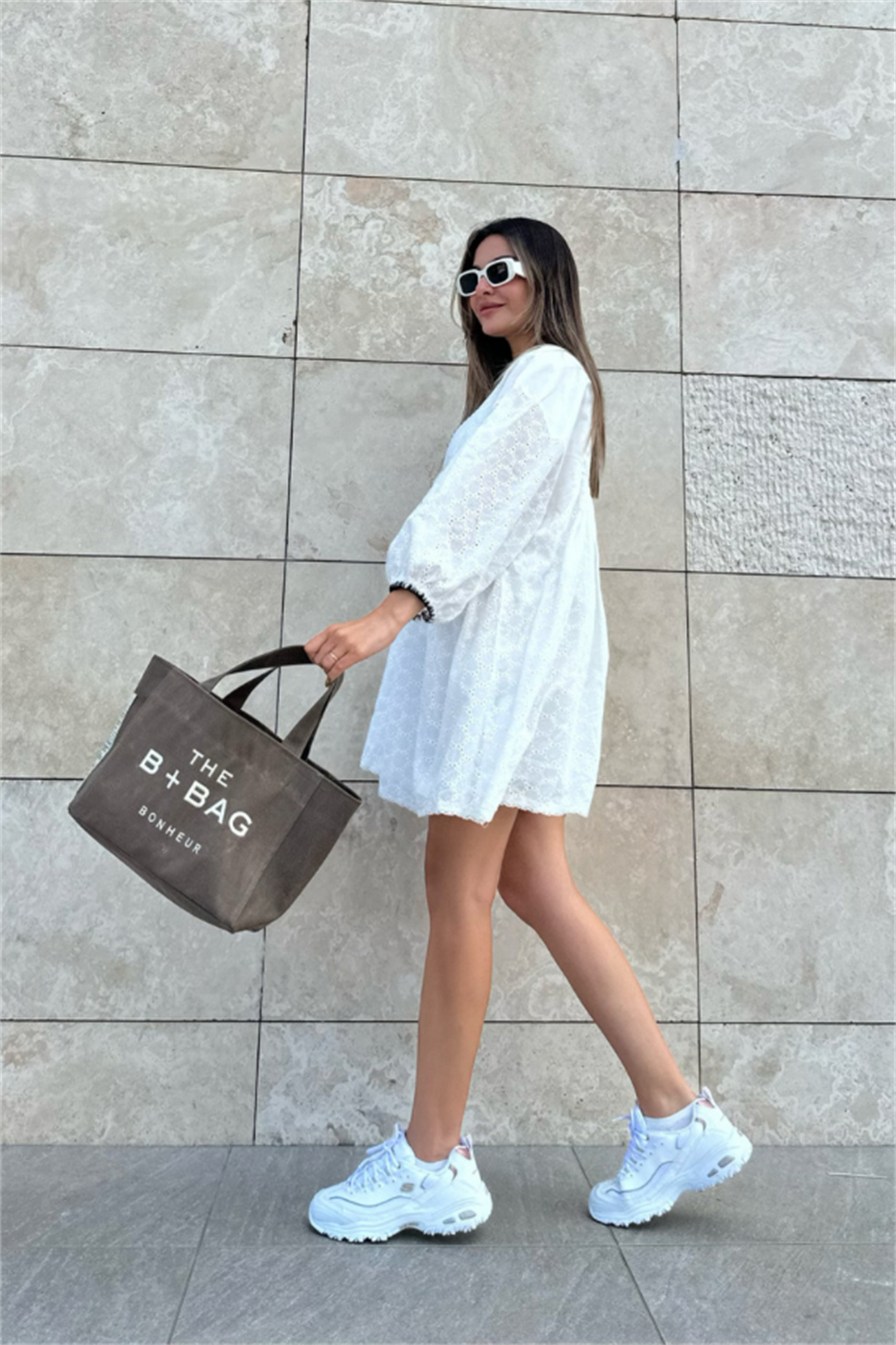 Güpür v yaka beyaz elbise