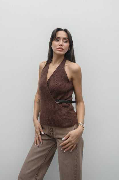 KAHVERENGI YANDAN KEMERLI TRIKO YELEK