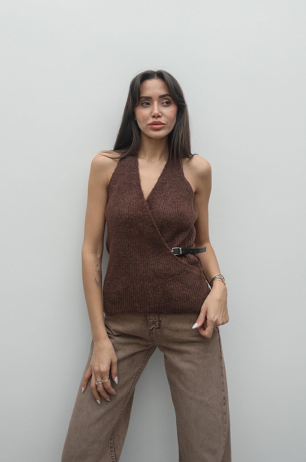 KAHVERENGI YANDAN KEMERLI TRIKO YELEK