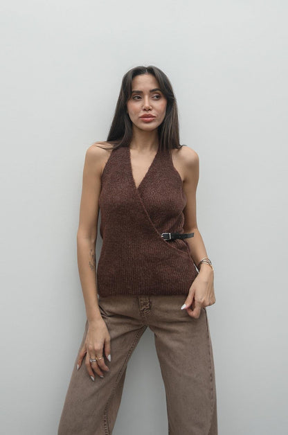 KAHVERENGI YANDAN KEMERLI TRIKO YELEK