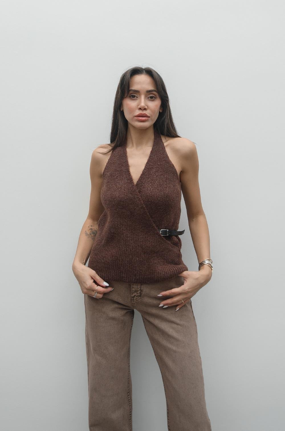 KAHVERENGI YANDAN KEMERLI TRIKO YELEK