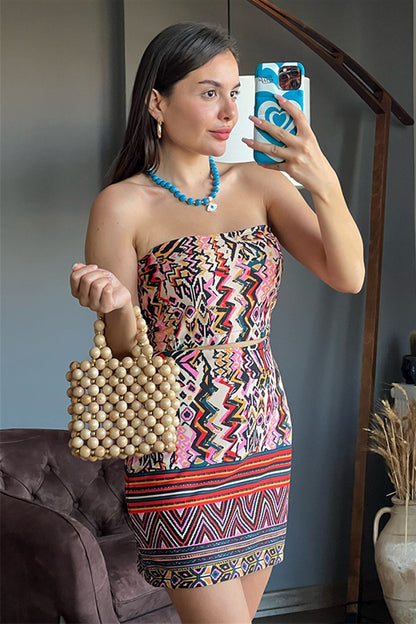 Kırmızı desenli etekli etnik takım