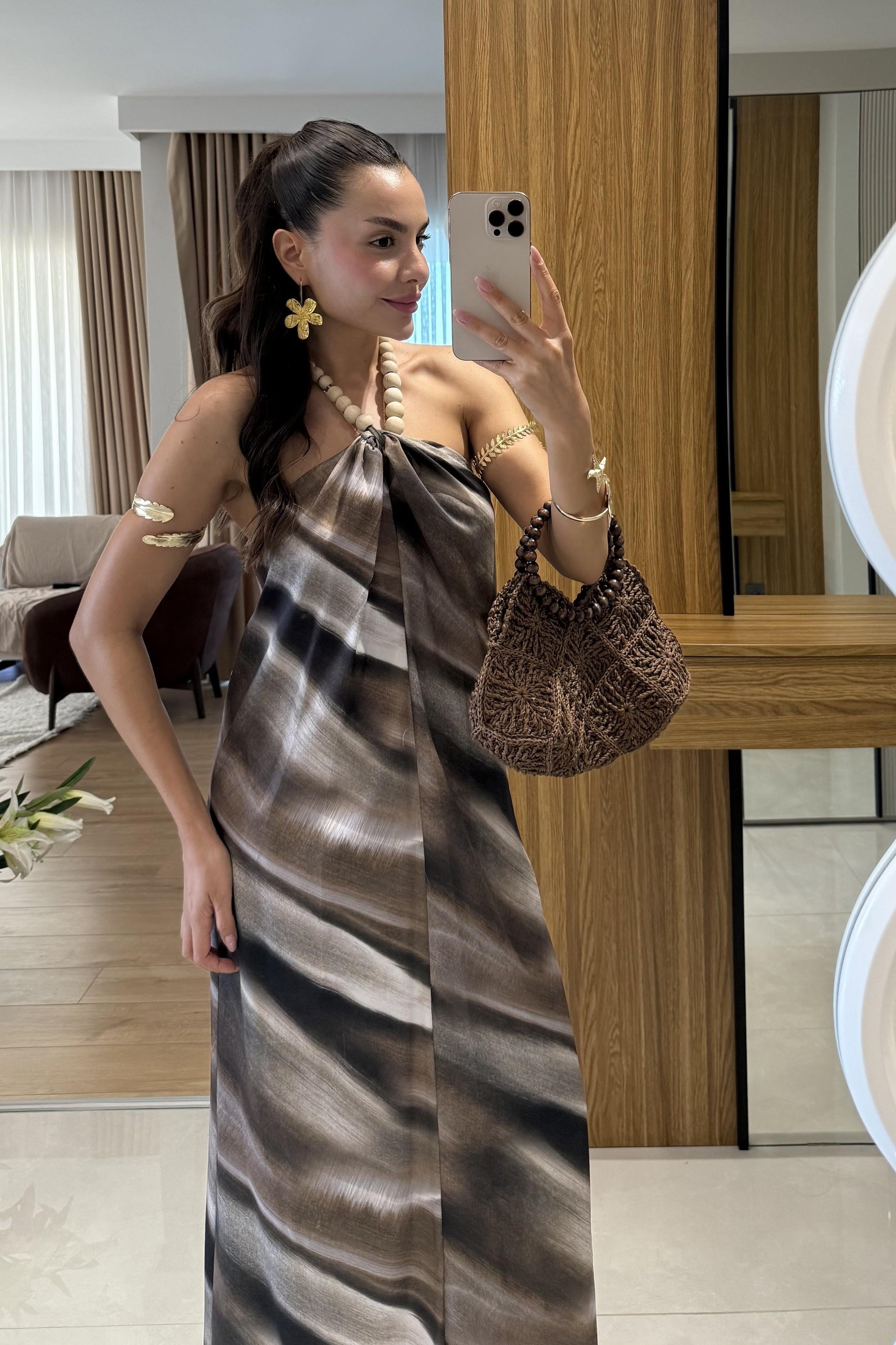 Korea Kahve Boncuk Detaylı Boyundan Bağlamalı Saten Elbise