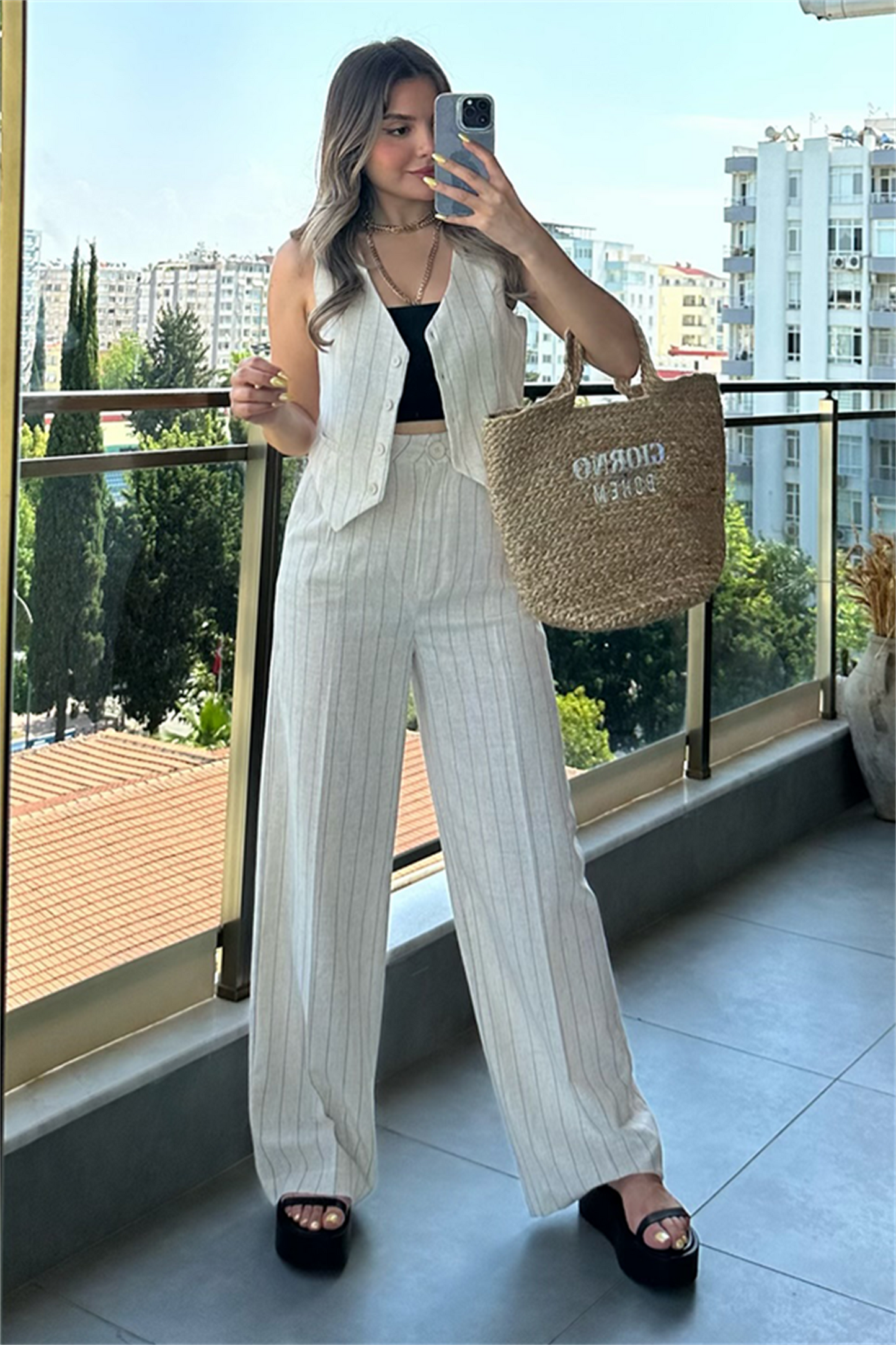 Krem çizgili yelekli keten takım