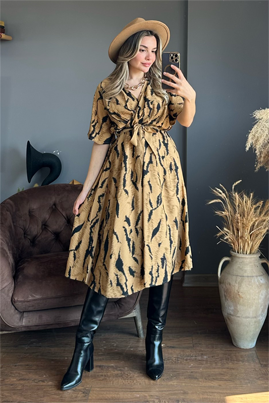 Kuşak detaylı karamel yılan desenli elbise
