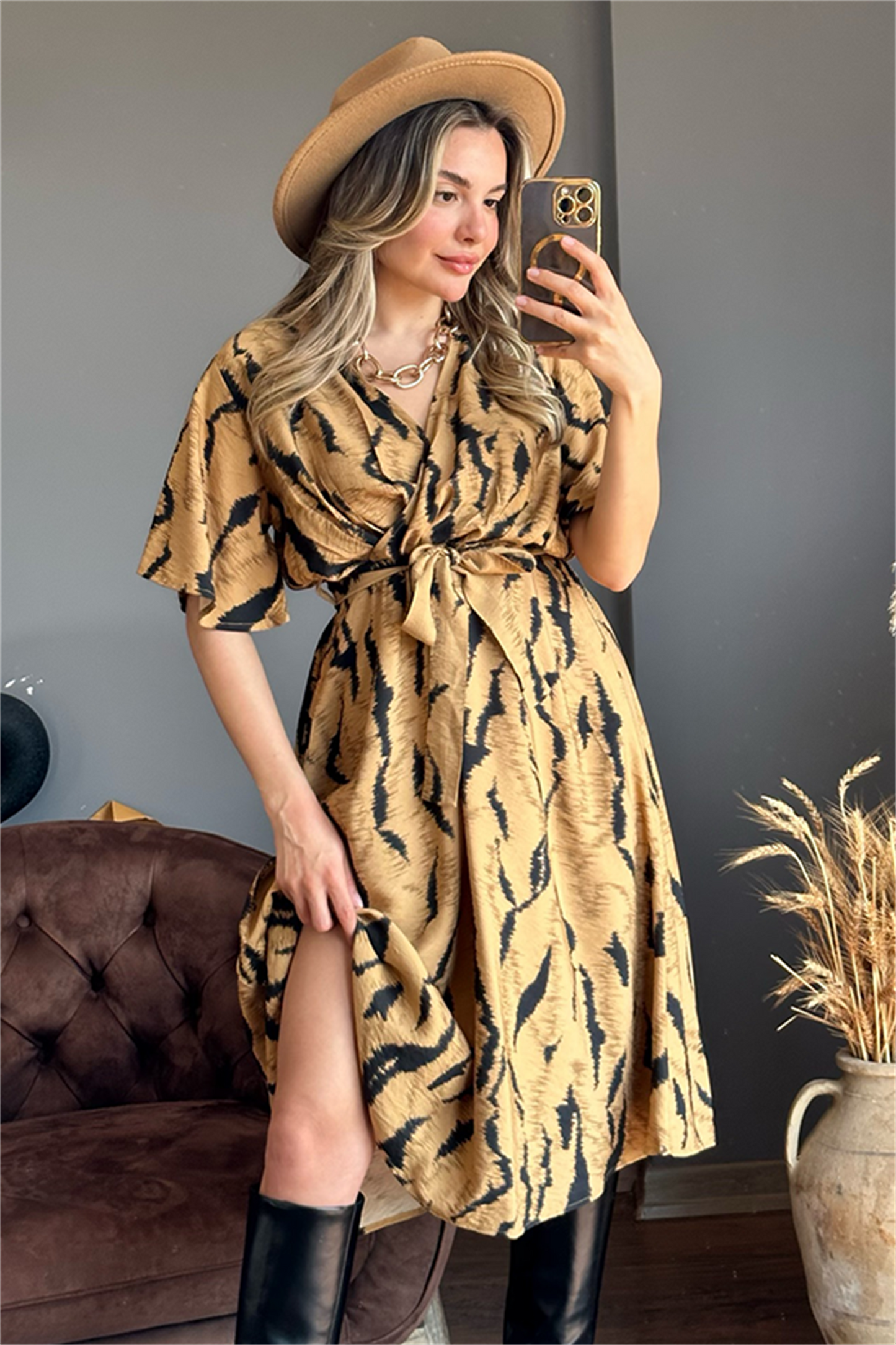 Kuşak detaylı karamel yılan desenli elbise