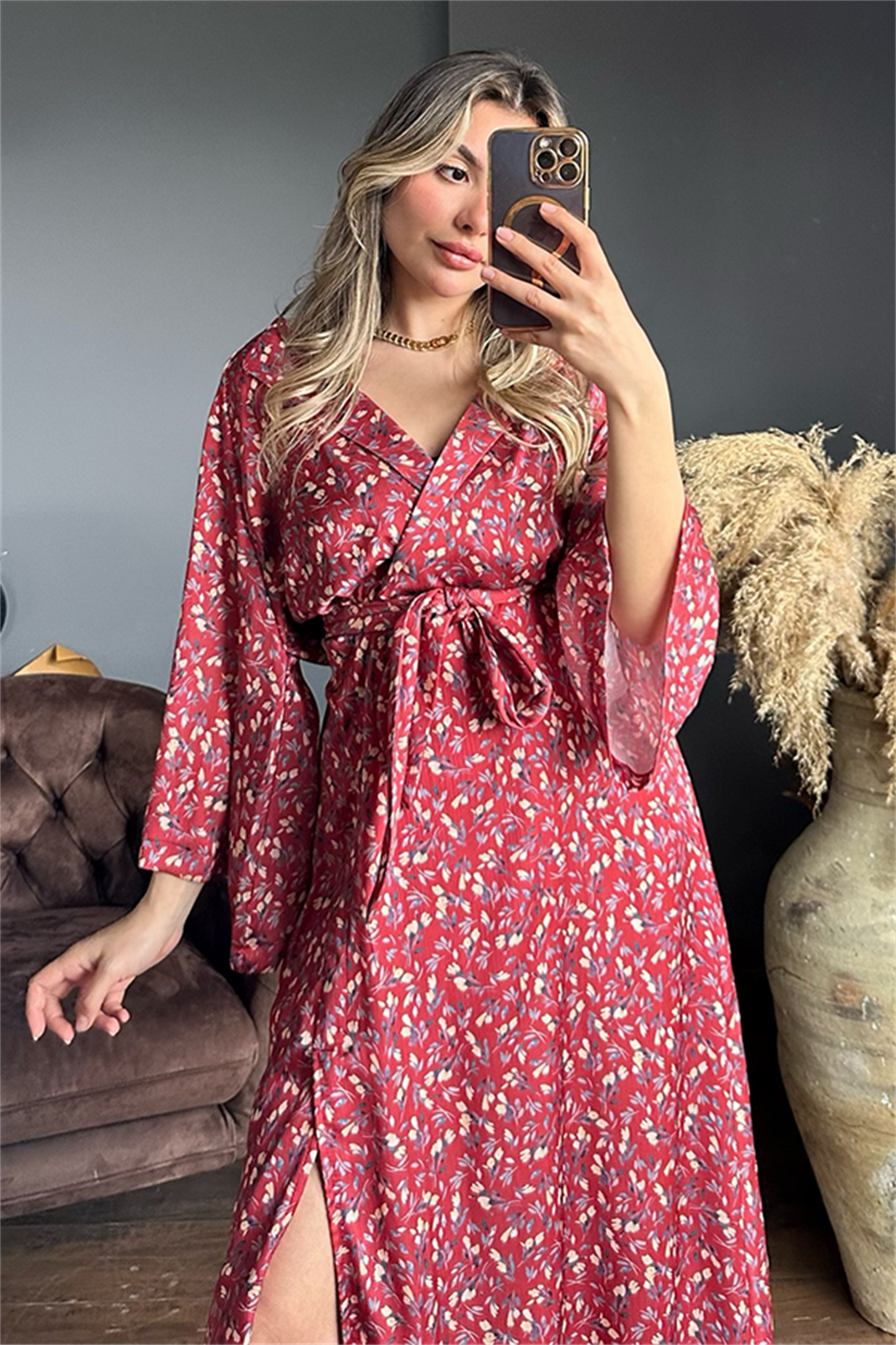 Kuşak detaylı kırmızı çiçekli elbise