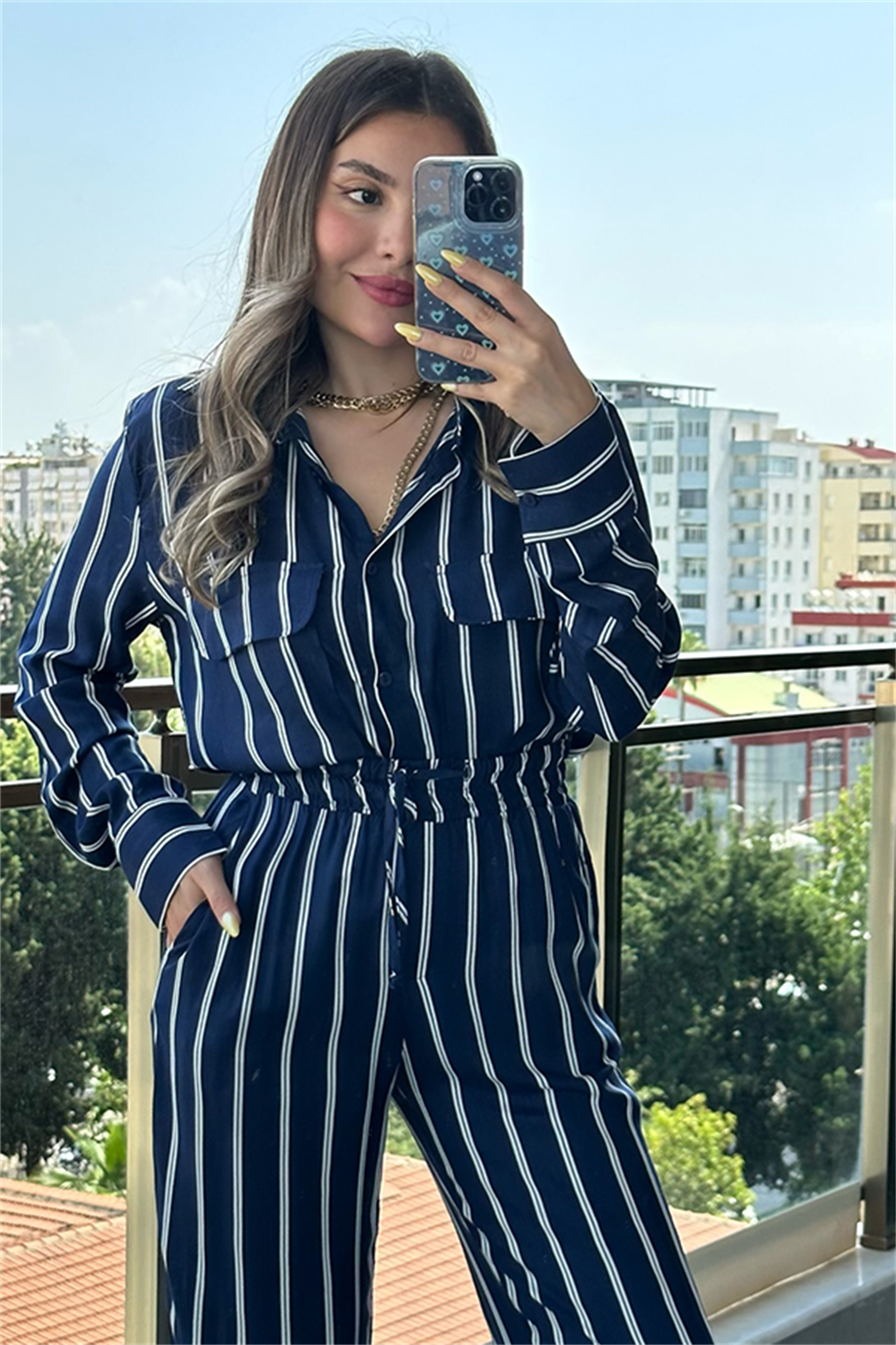 Lacivert çizgili saten gömlekli takım