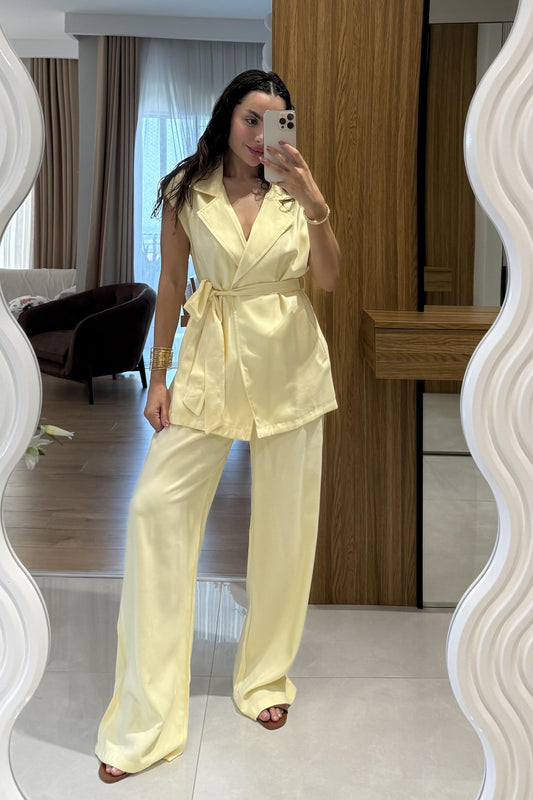 Lucie Sarı Kuşaklı Yelekli Takım