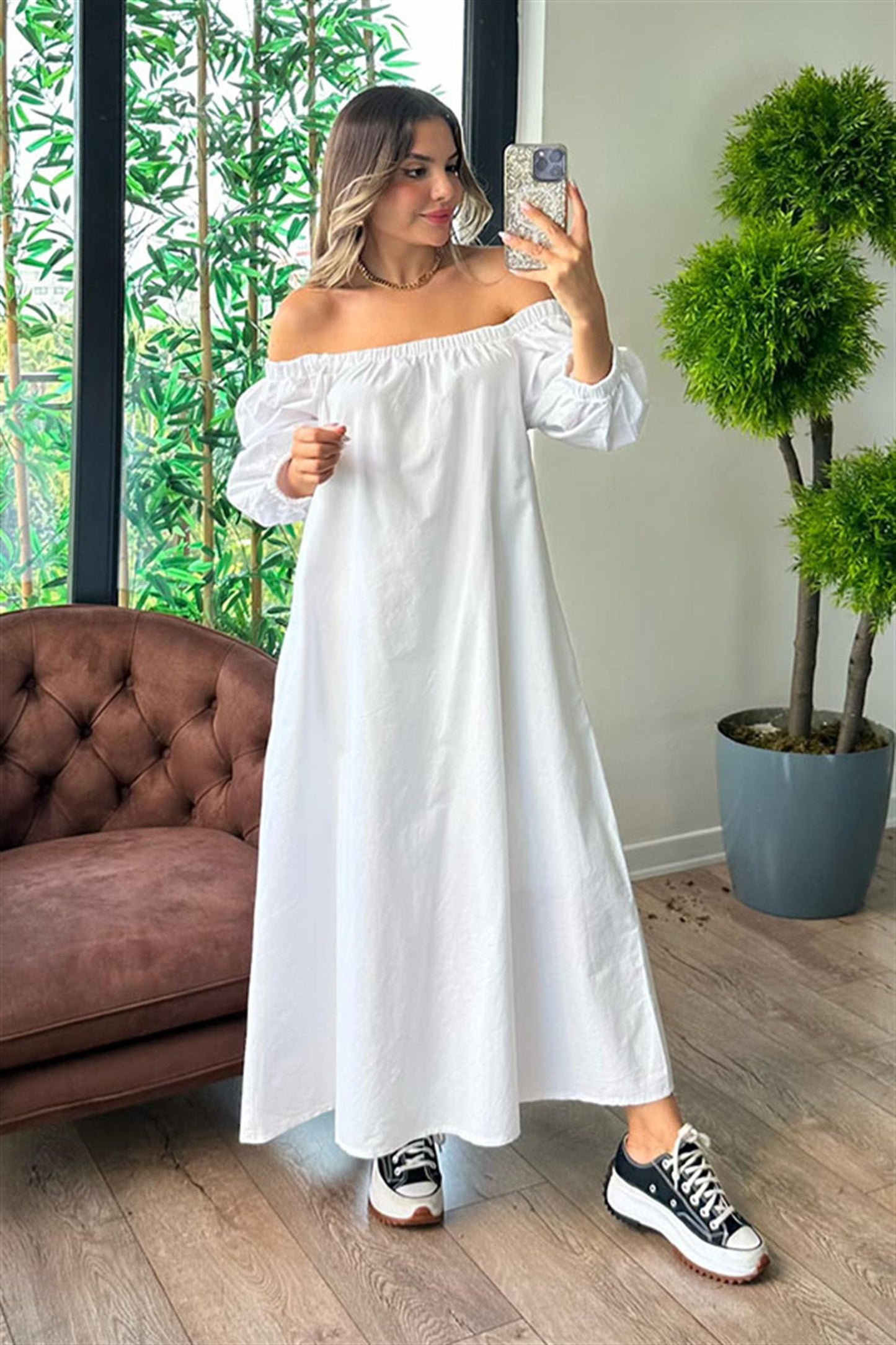 Madonna yaka beyaz poplin elbise