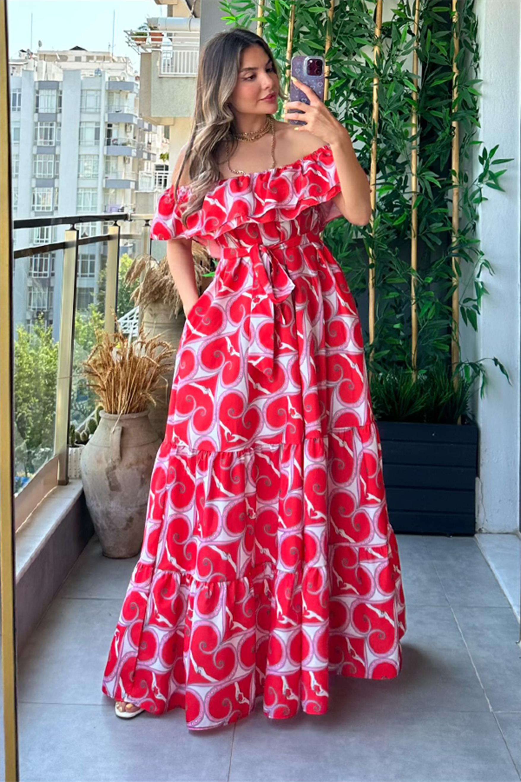 Madonna yaka kırmızı desenli elbise