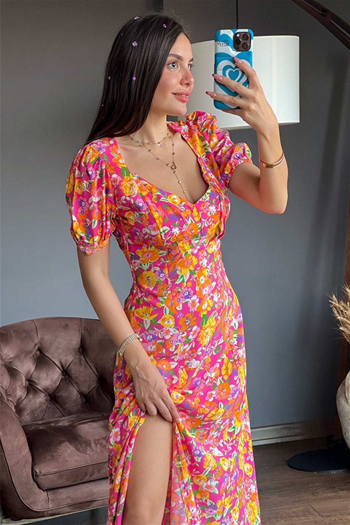 Maura kolları fırfırlı çiçekli yırtmaçlı elbise