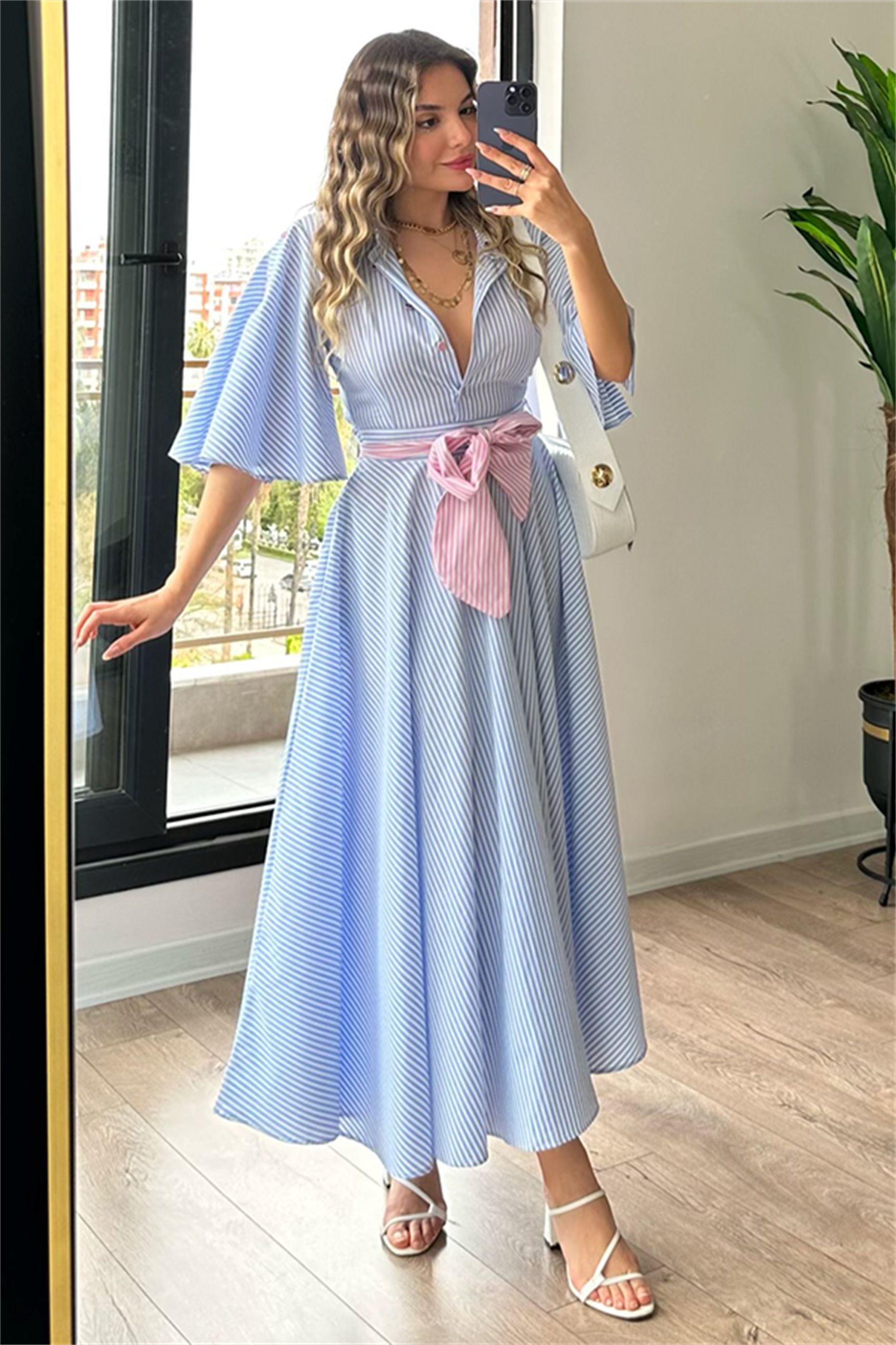 Mavi çizgili sırt dekolteli gömlek elbise