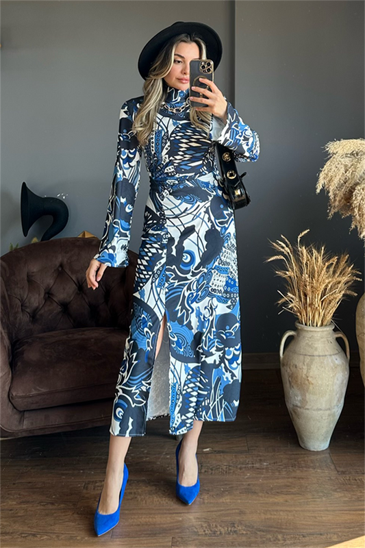 Mavi geçişli yırtmaç detaylı elbise