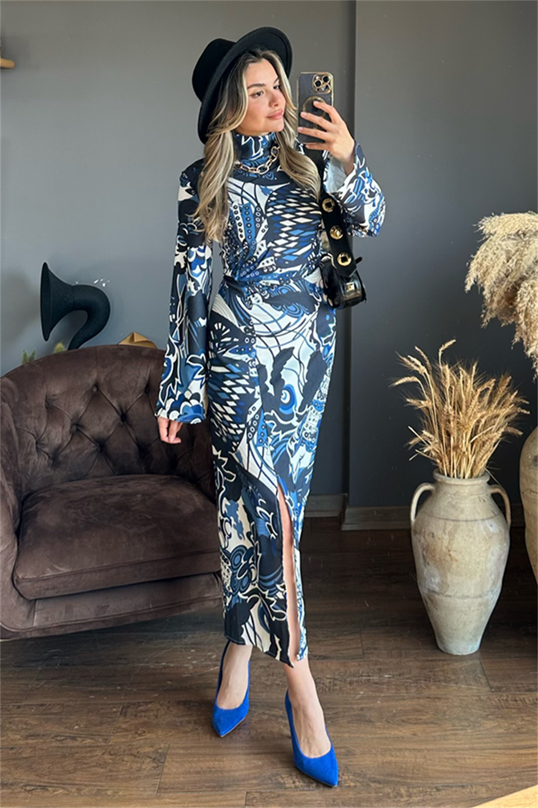 Mavi geçişli yırtmaç detaylı elbise