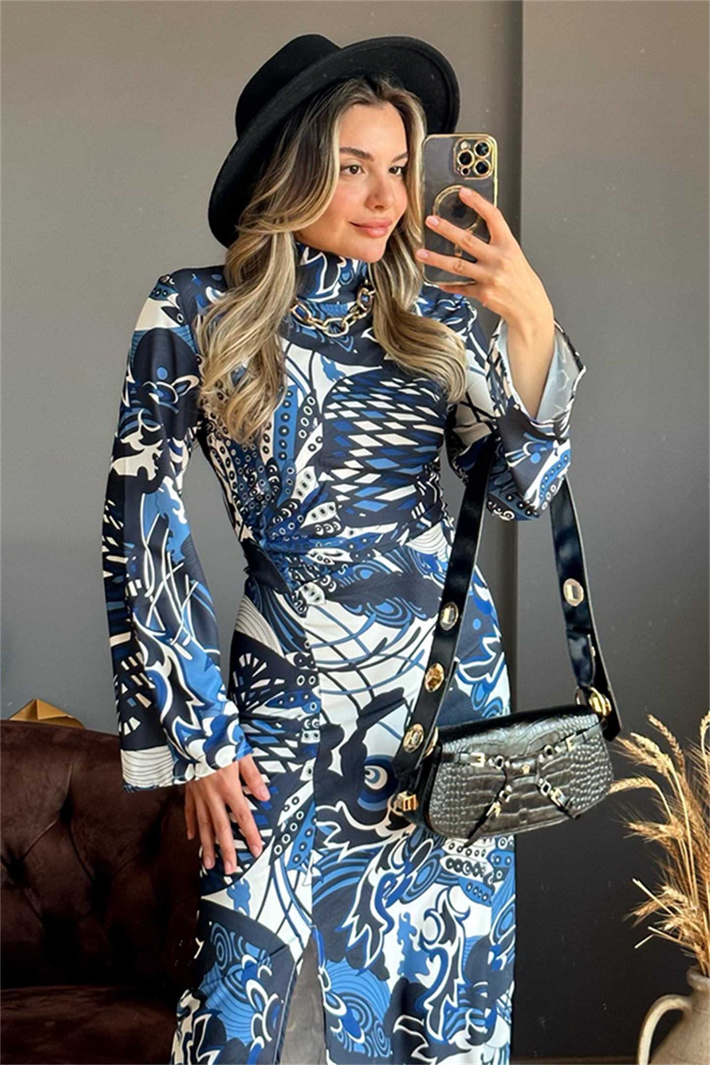 Mavi geçişli yırtmaç detaylı elbise