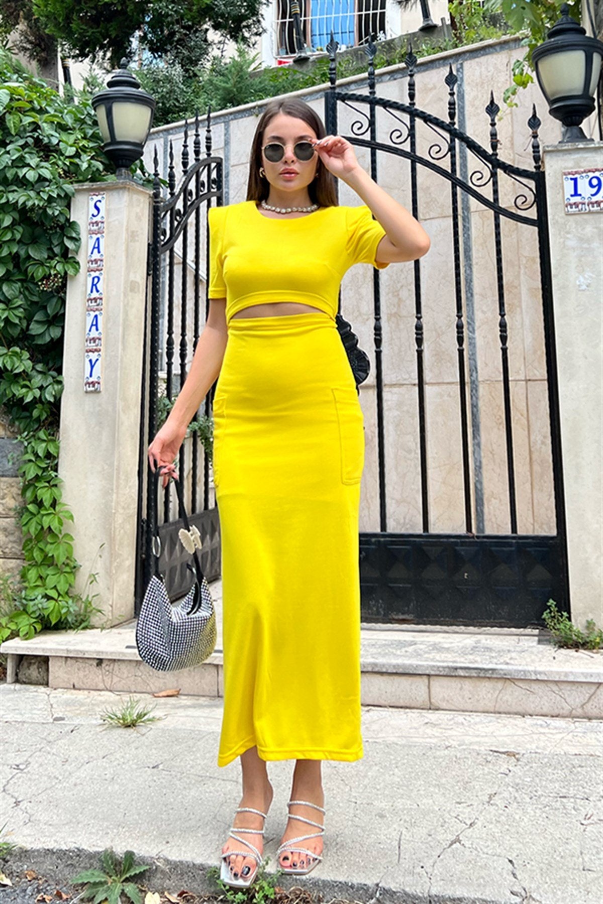 Nancy dekolteli sarı elbise