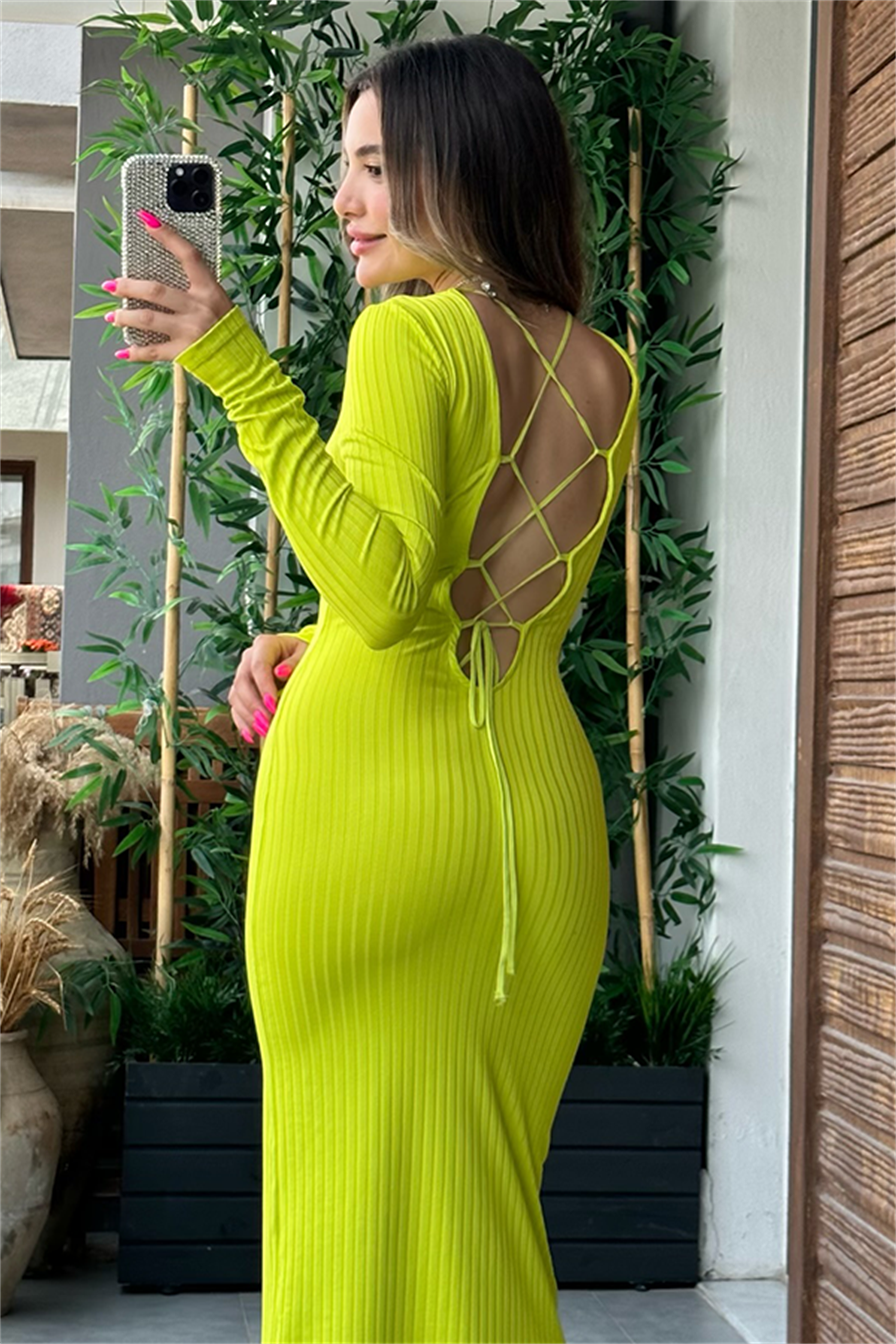 Neon yeşil sırt dekolteli uzun elbise