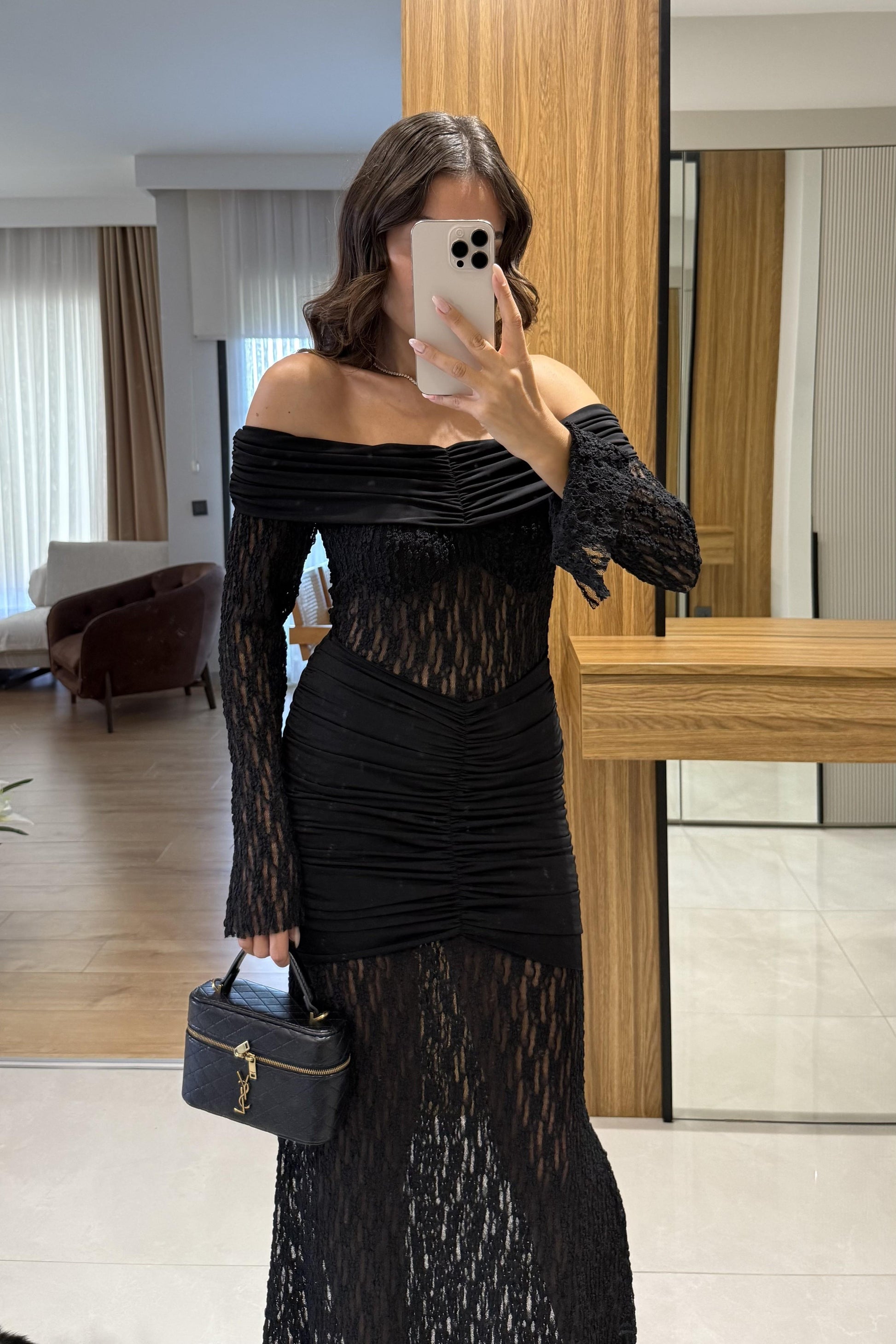 Nexora Siyah Dantel Madonna Yaka Elbise