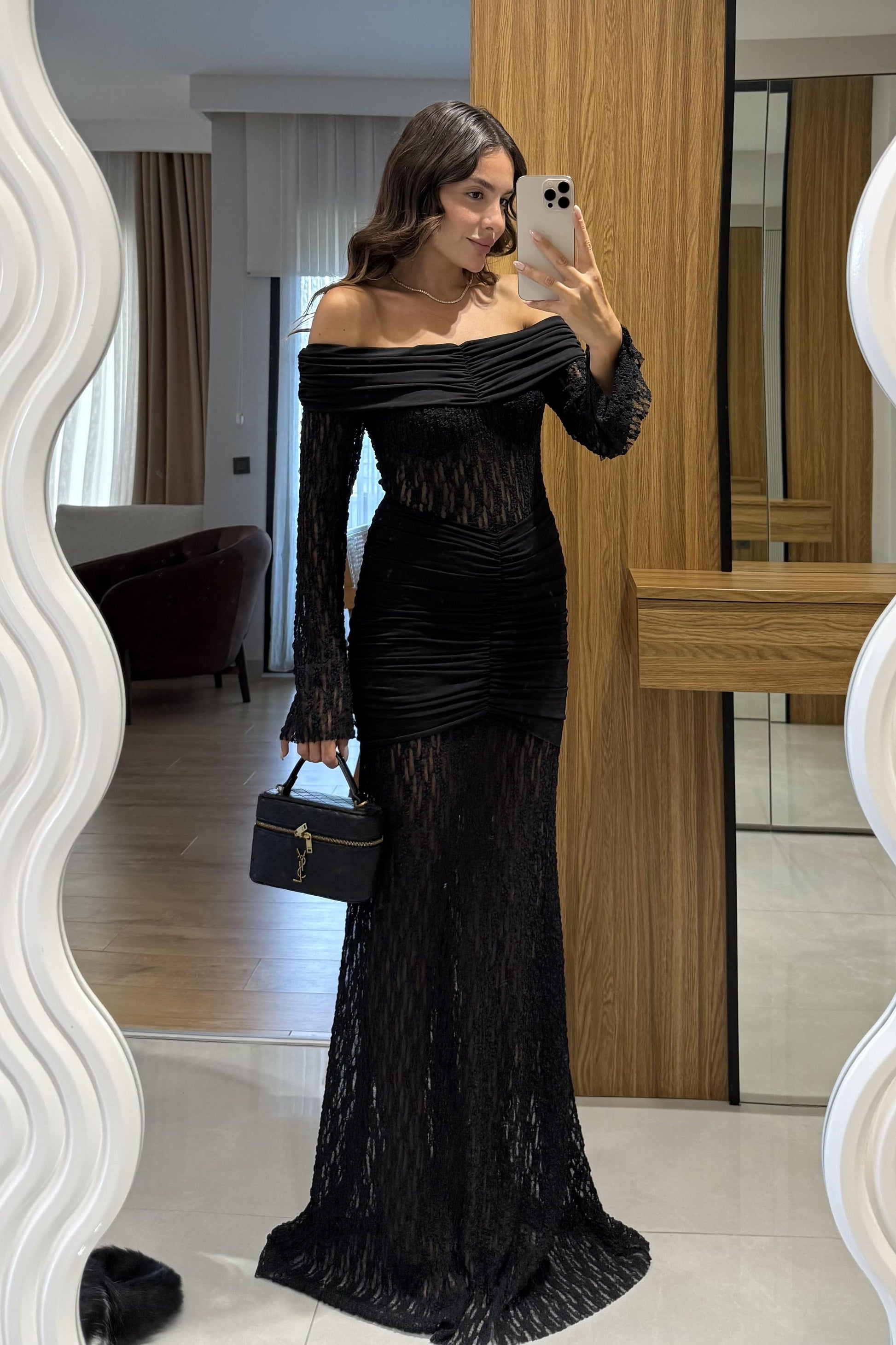 Nexora Siyah Dantel Madonna Yaka Elbise