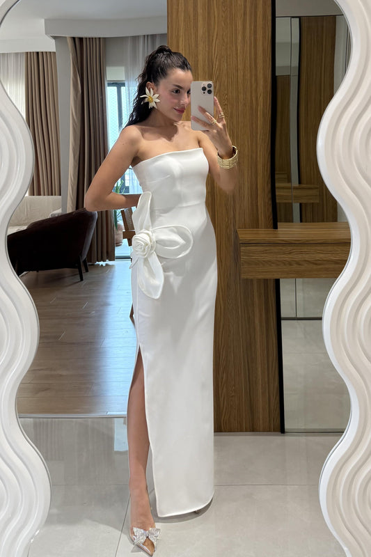 Orselle Beyaz Gül Detaylı Straplez Elbise