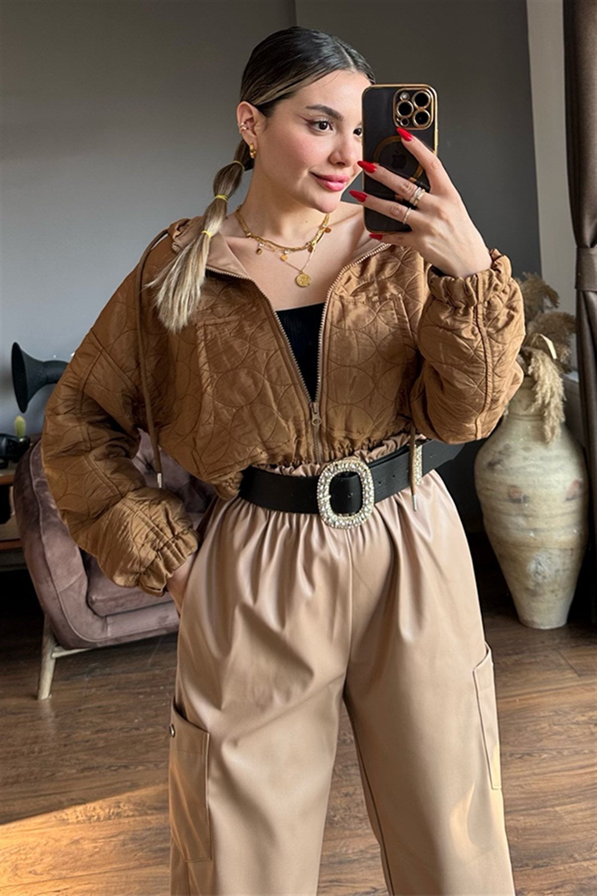 Parlak dokulu acı kahve kapitone ceket