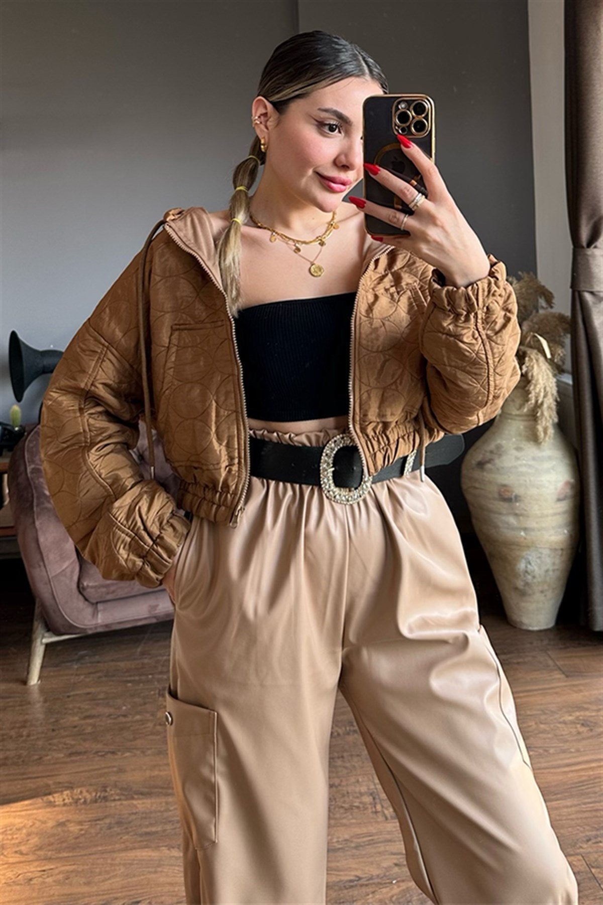 Parlak dokulu acı kahve kapitone ceket