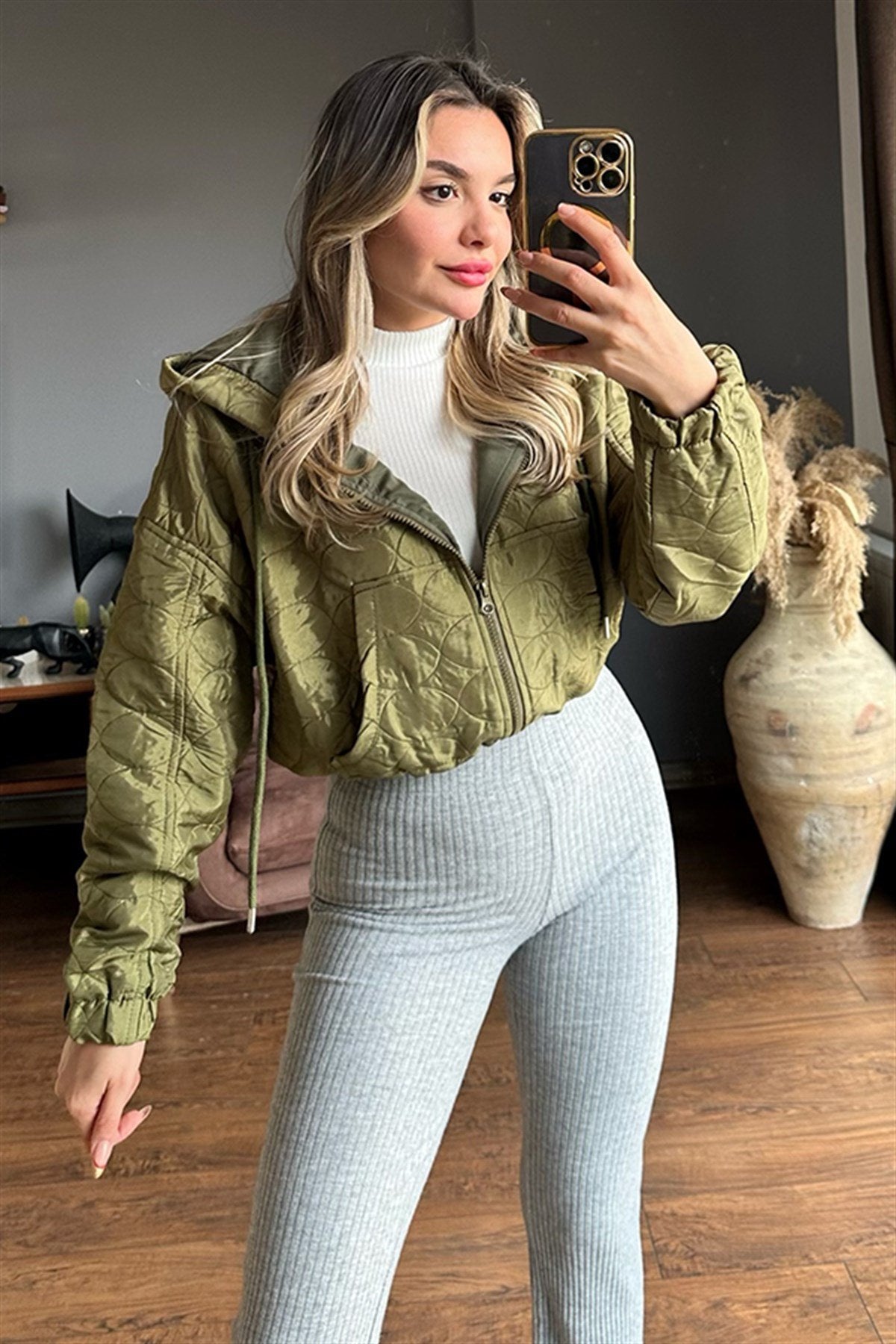 Parlak dokulu yeşil kapitone ceket