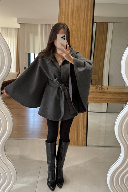 Perolas Antrasit Kemer Detaylı Kaşe Panço