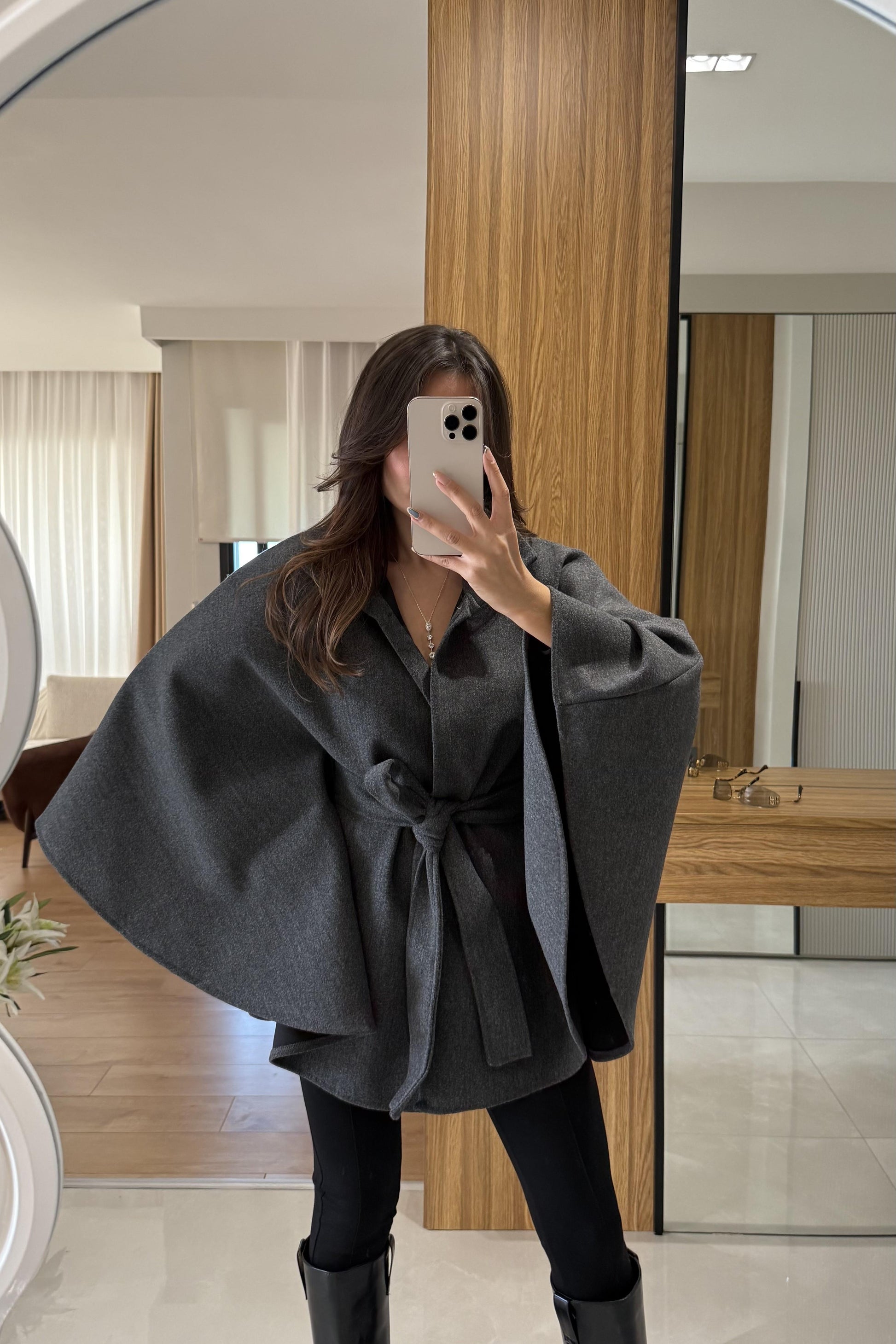 Perolas Antrasit Kemer Detaylı Kaşe Panço