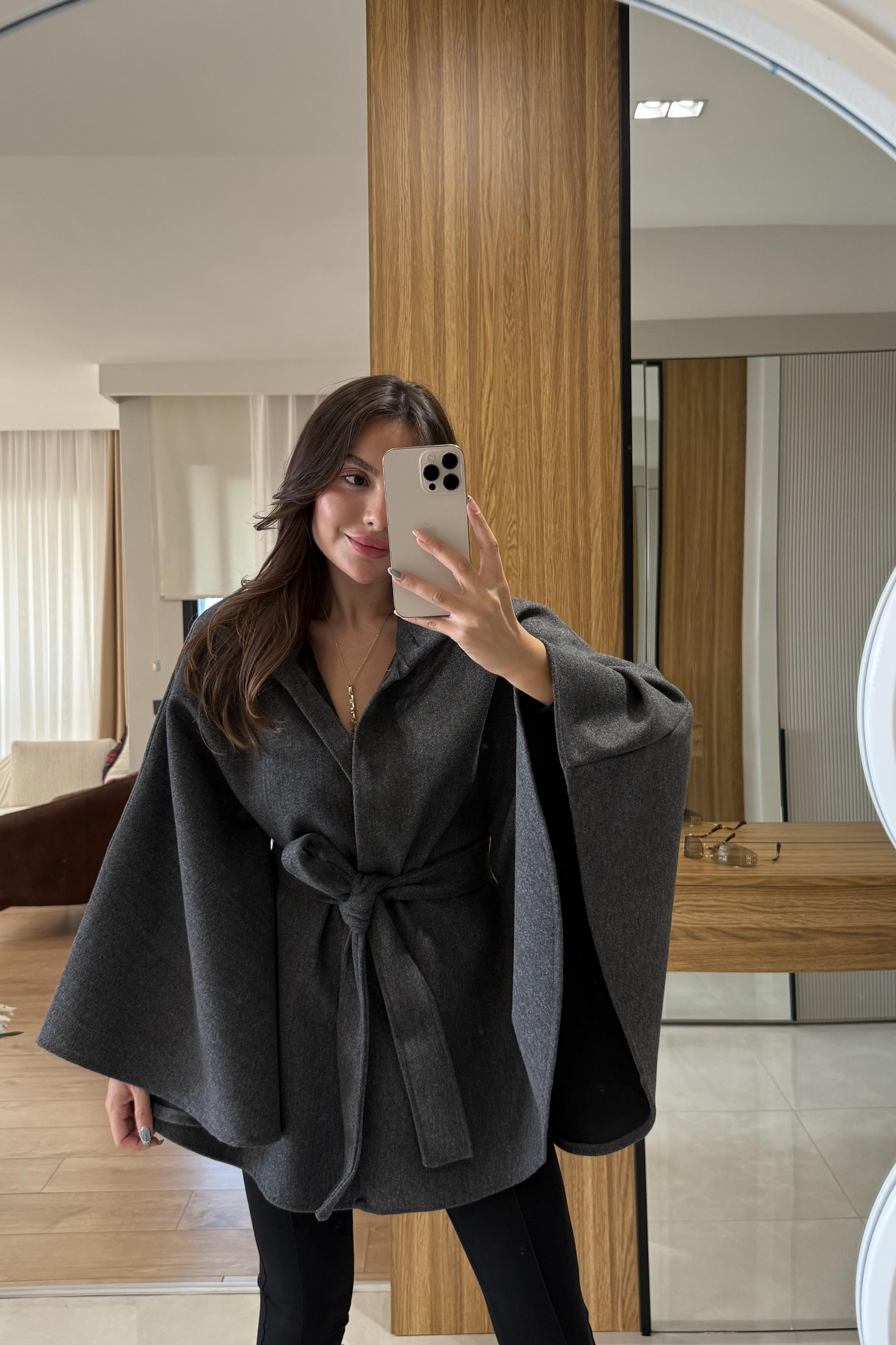 Perolas Antrasit Kemer Detaylı Kaşe Panço