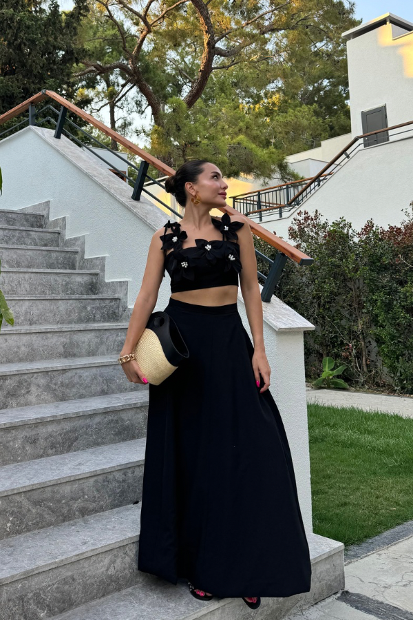 Petit üç boyutlu çiçekli ikili siyah takım