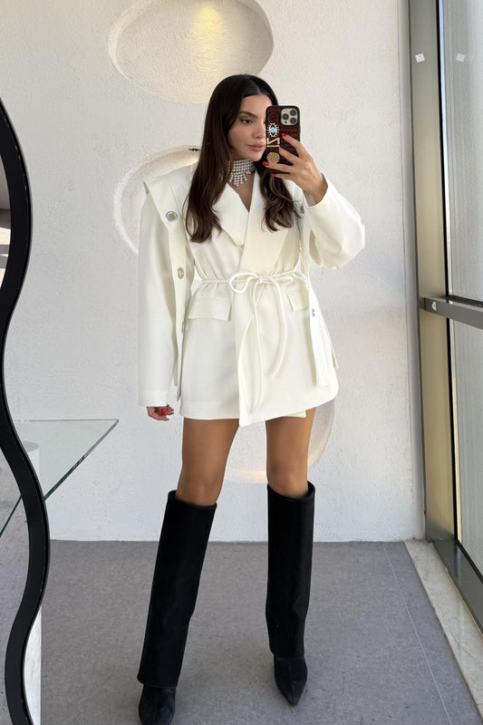 Polinya Beyaz Bağlamalı Tasarım Ceket