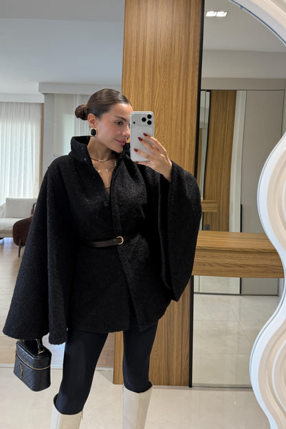 Rommy Siyah Kemerli Keçe Panço