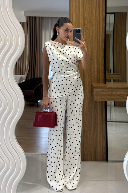 Samara Beyaz Puantiyeli Asimetrik Kesim Bluz & Geniş Paça Pantolon Takım