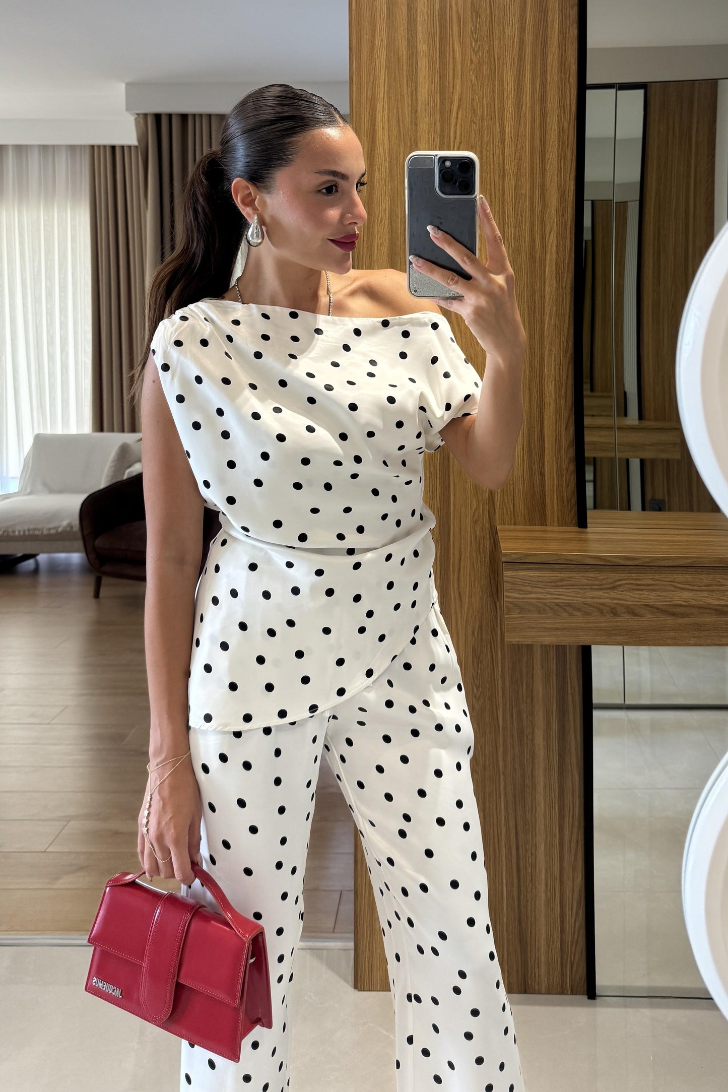 Samara Beyaz Puantiyeli Asimetrik Kesim Bluz & Geniş Paça Pantolon Takım