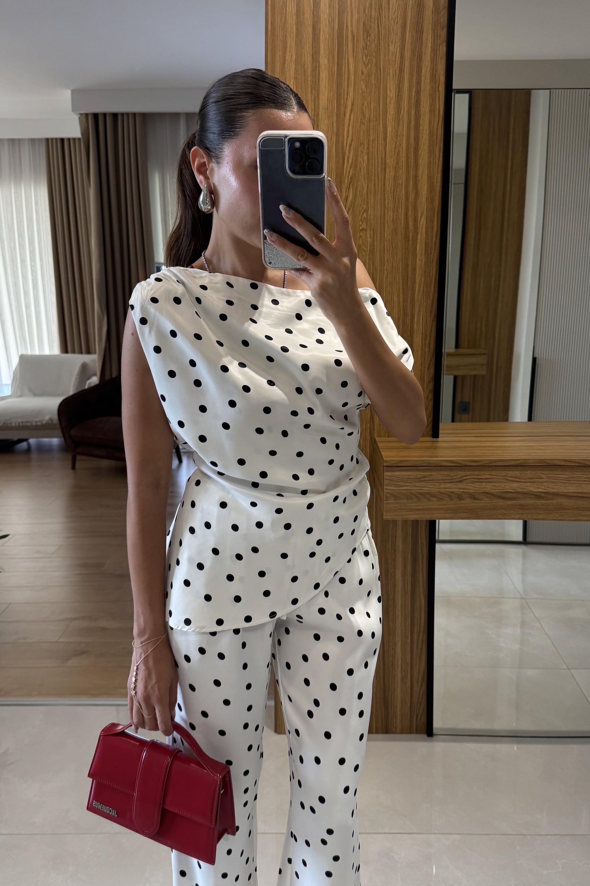 Samara Beyaz Puantiyeli Asimetrik Kesim Bluz & Geniş Paça Pantolon Takım