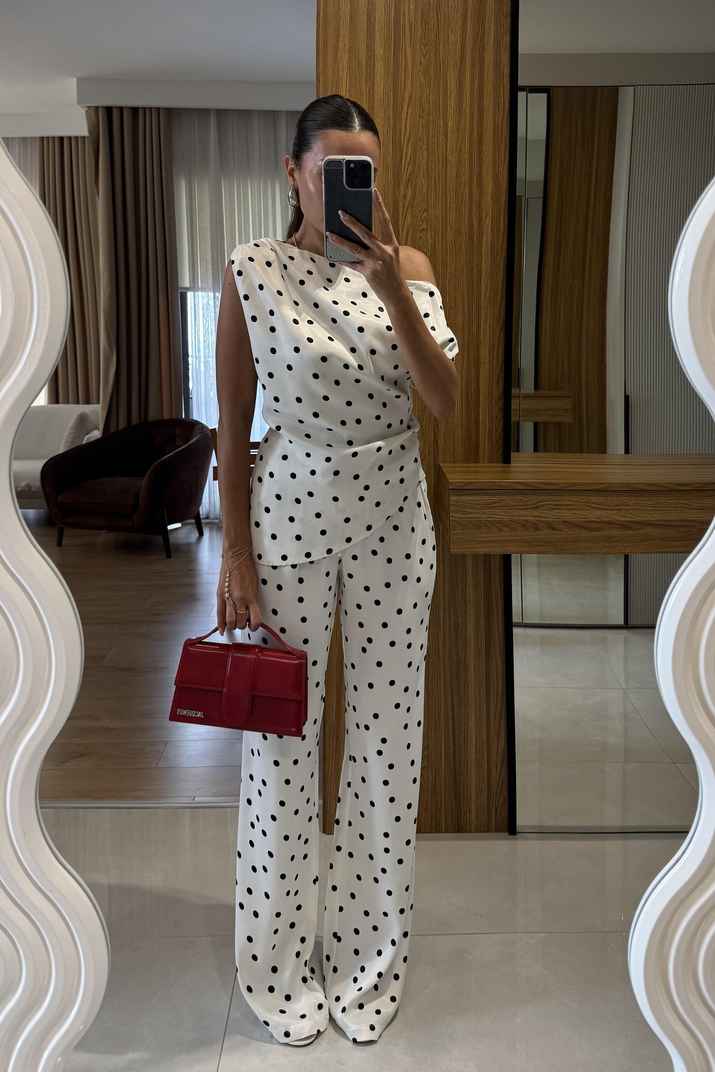 Samara Beyaz Puantiyeli Asimetrik Kesim Bluz & Geniş Paça Pantolon Takım