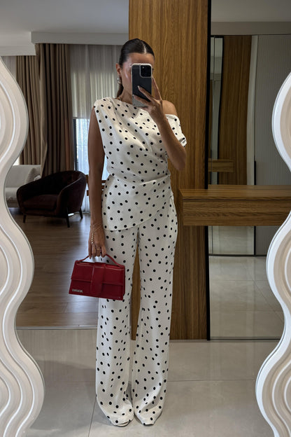 Samara Beyaz Puantiyeli Asimetrik Kesim Bluz & Geniş Paça Pantolon Takım