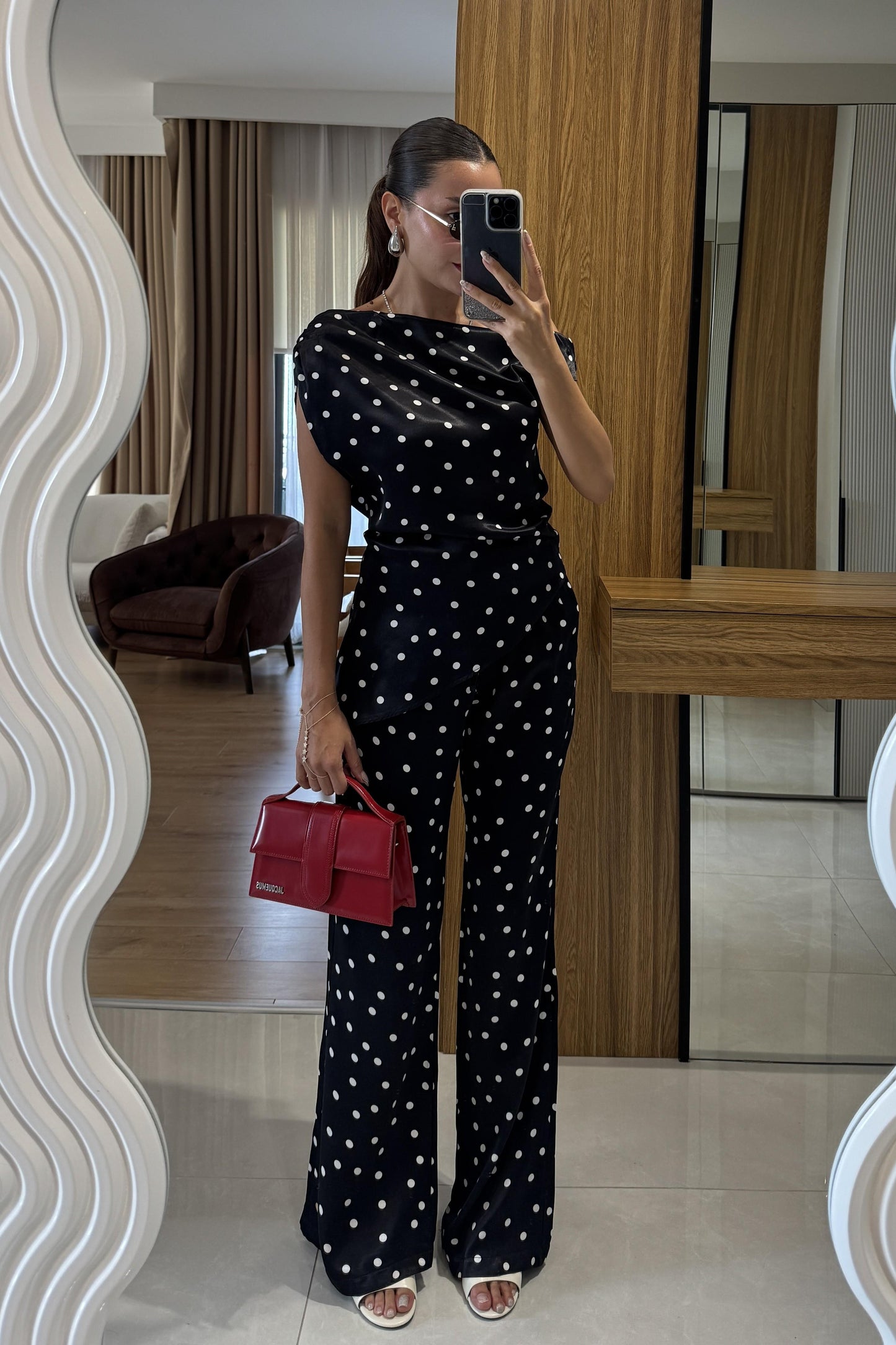 Samara Siyah Puantiyeli Asimetrik Kesim Bluz & Geniş Paça Pantolon Takım