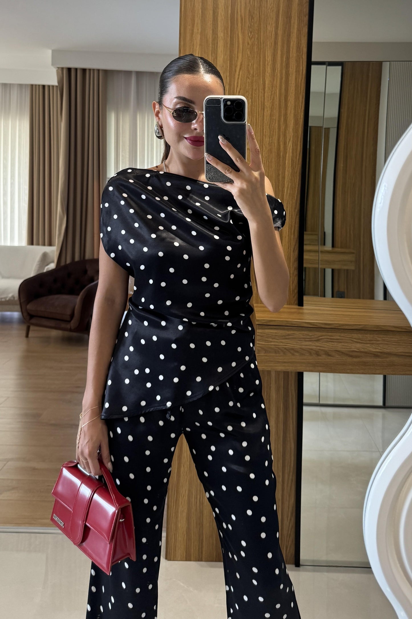 Samara Siyah Puantiyeli Asimetrik Kesim Bluz & Geniş Paça Pantolon Takım