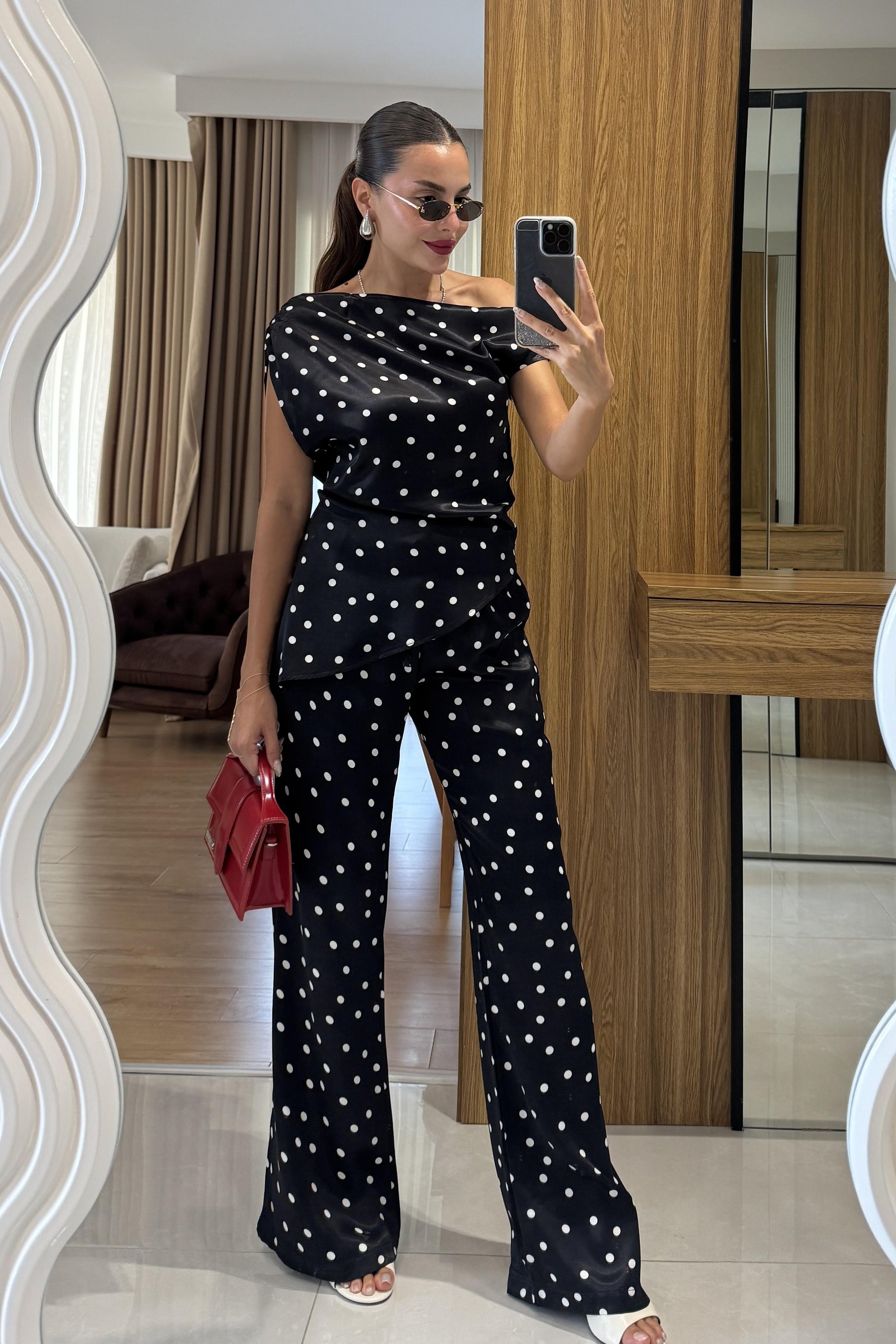 Samara Siyah Puantiyeli Asimetrik Kesim Bluz & Geniş Paça Pantolon Takım