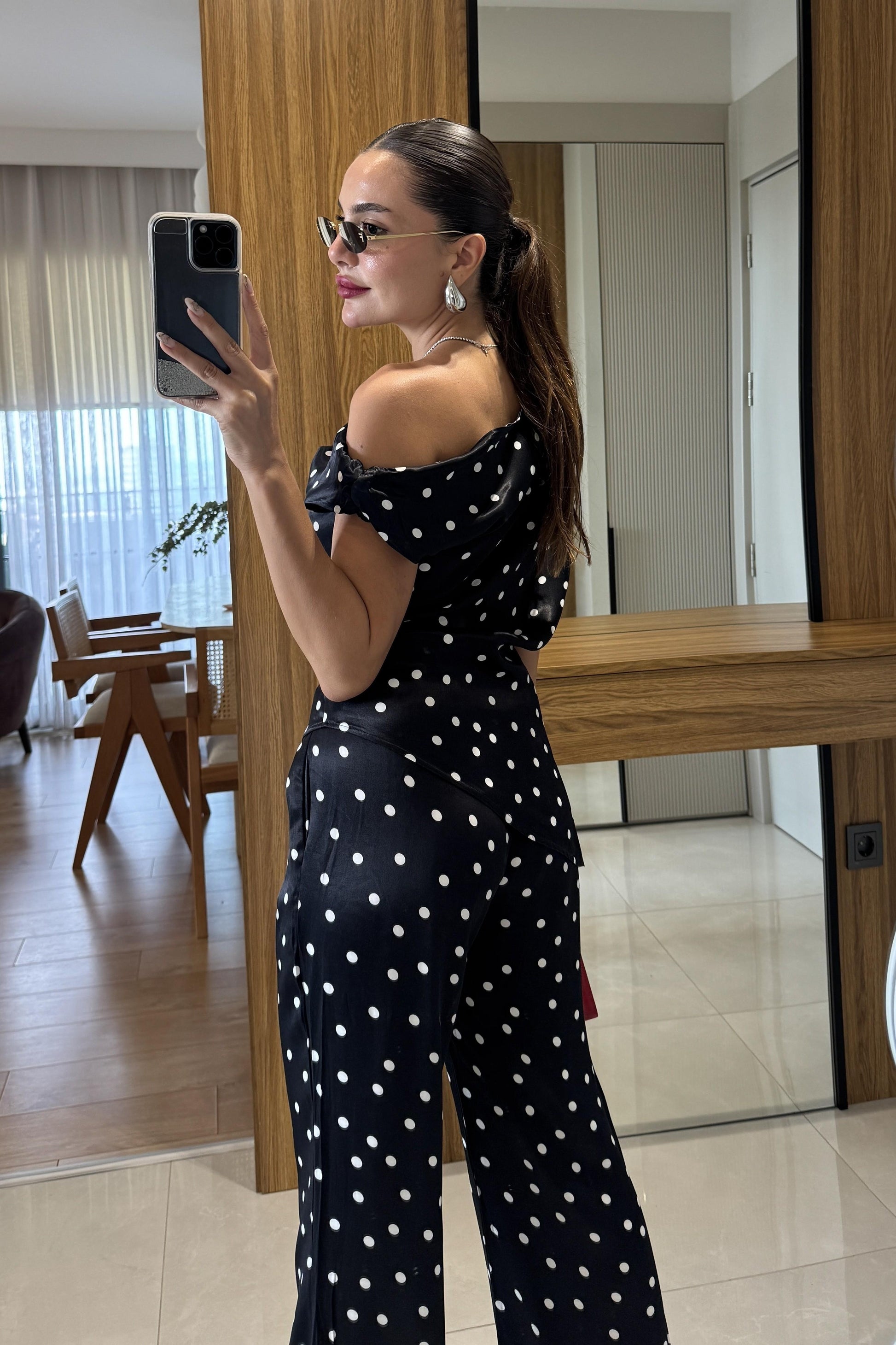 Samara Siyah Puantiyeli Asimetrik Kesim Bluz & Geniş Paça Pantolon Takım