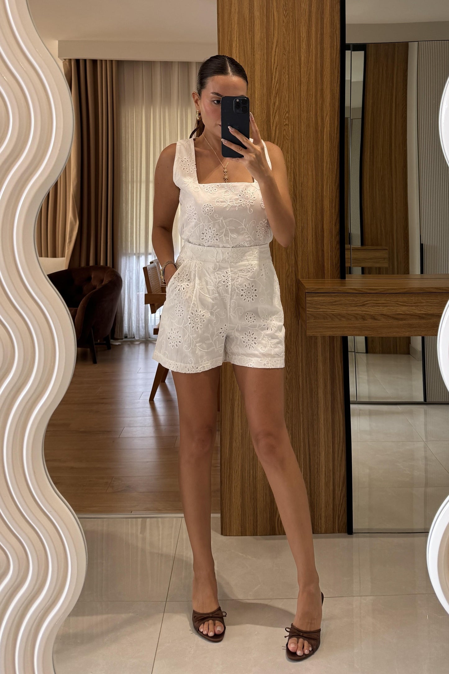 Saminta Beyaz Fisto Detaylı Şortlu Takım