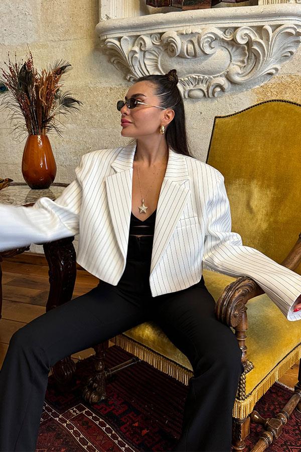 Sanchez Vatkalı Premium Çizgili Beyaz Crop Ceket