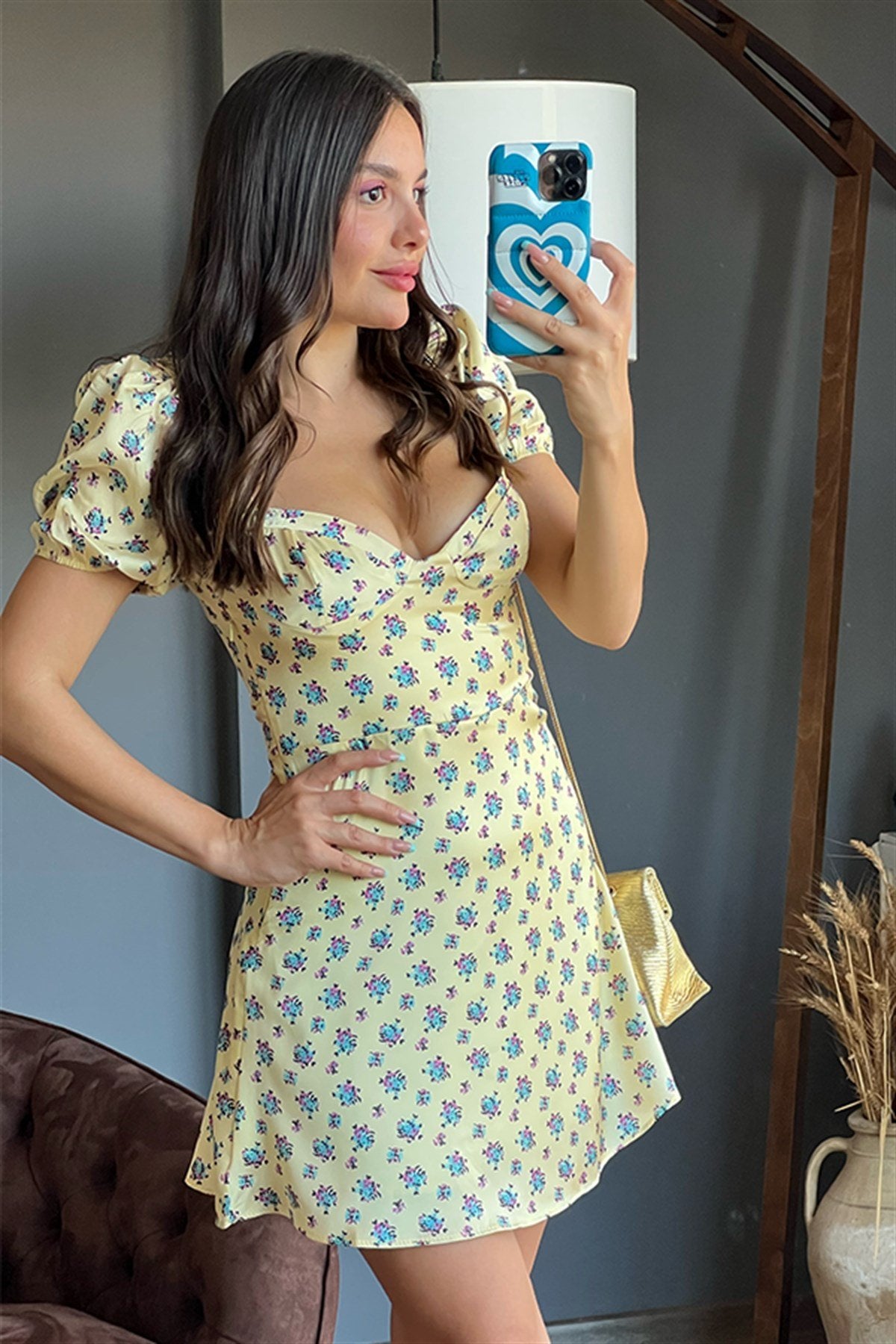 Sarı çiçekli kalp yaka saten elbise
