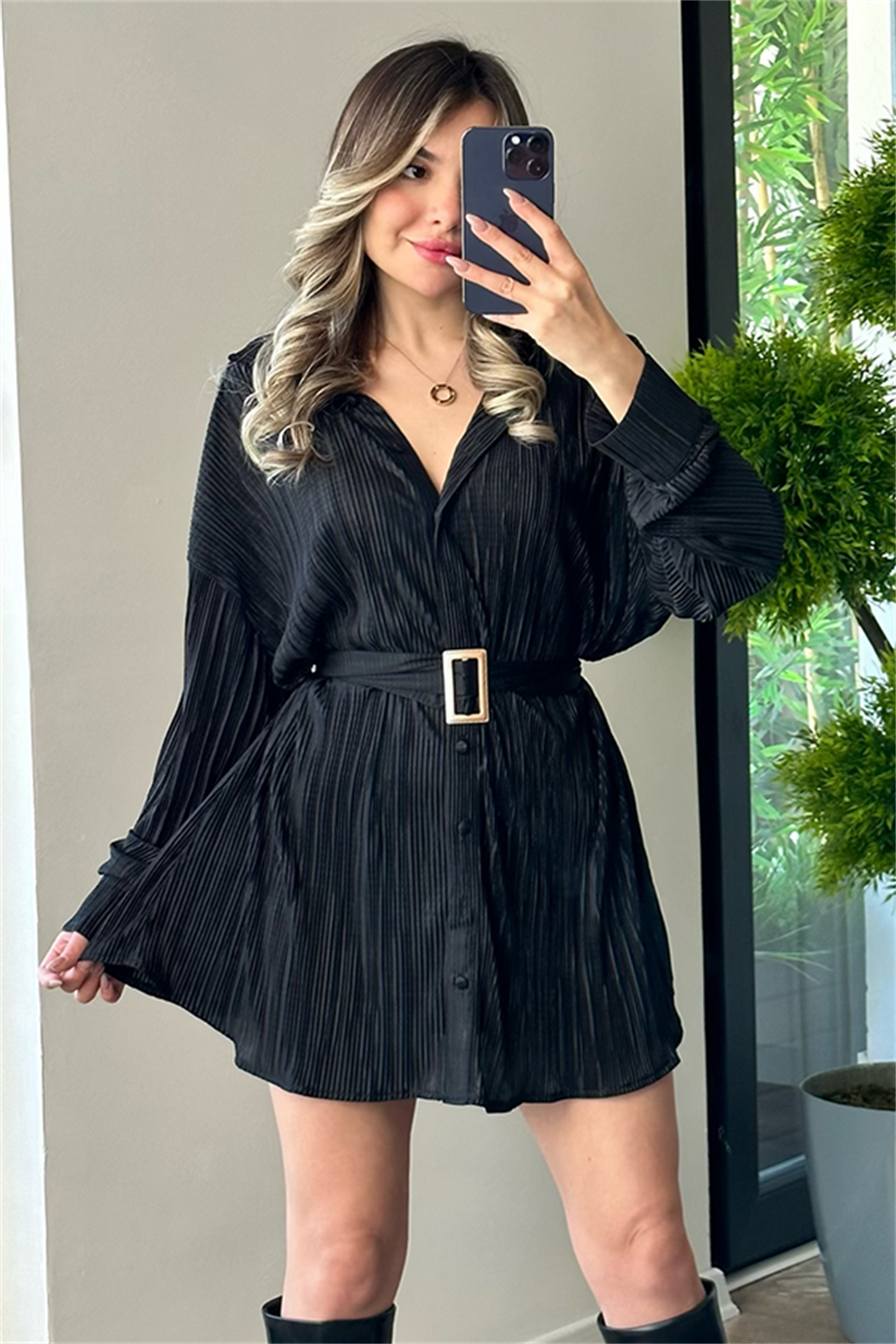 Saten kırinkıl kumaş kemerli siyah elbise