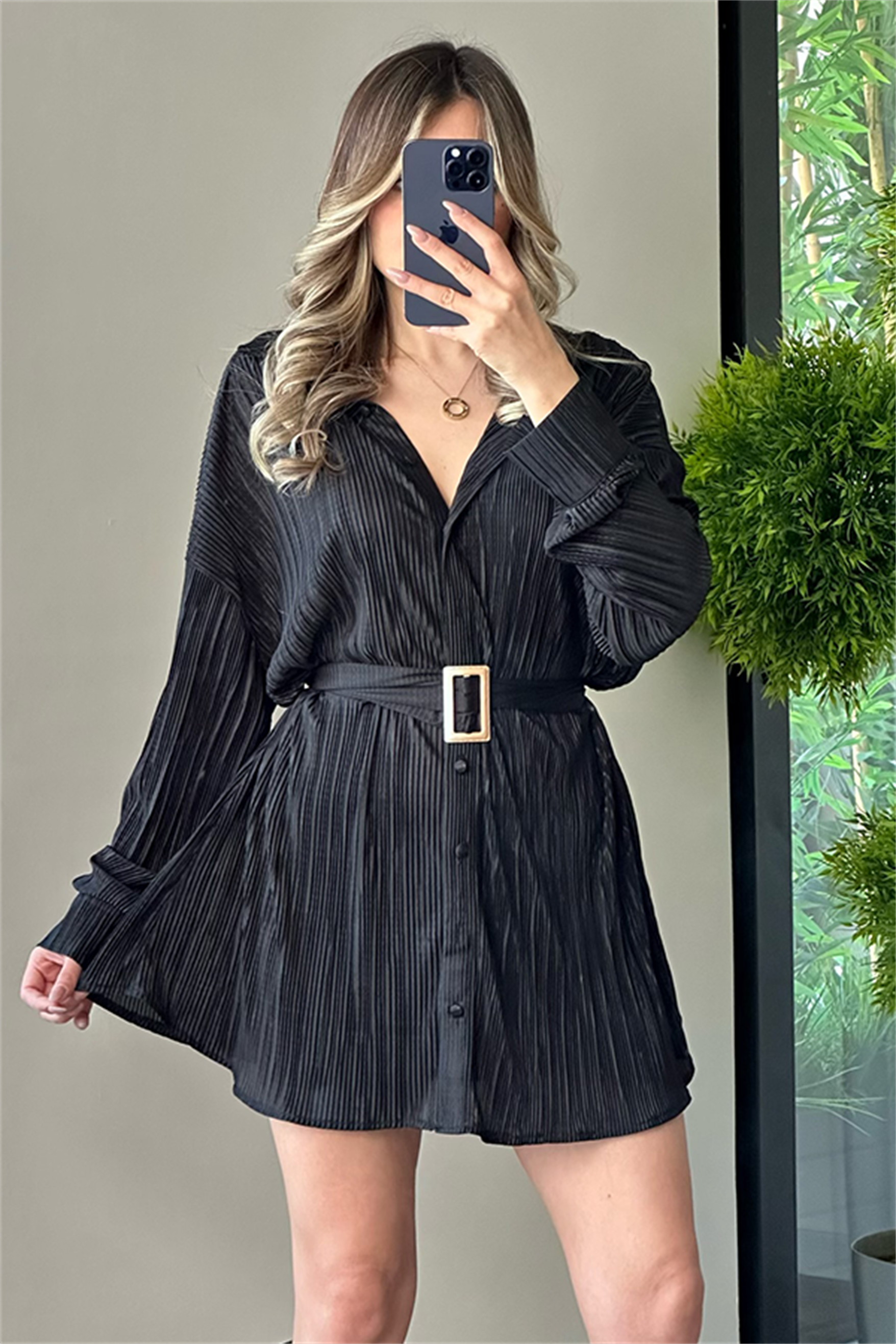 Saten kırinkıl kumaş kemerli siyah elbise